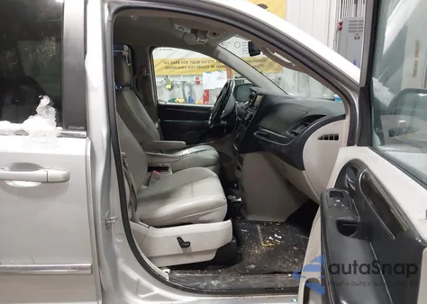 2011 Chrysler Town & Country Touring-L z USA, uszkodzony, nr VIN 2A4RR8DG6BR713510